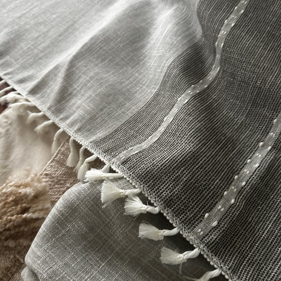 Gray and White Tassel Large Table cloth. - Picture 4 of 7